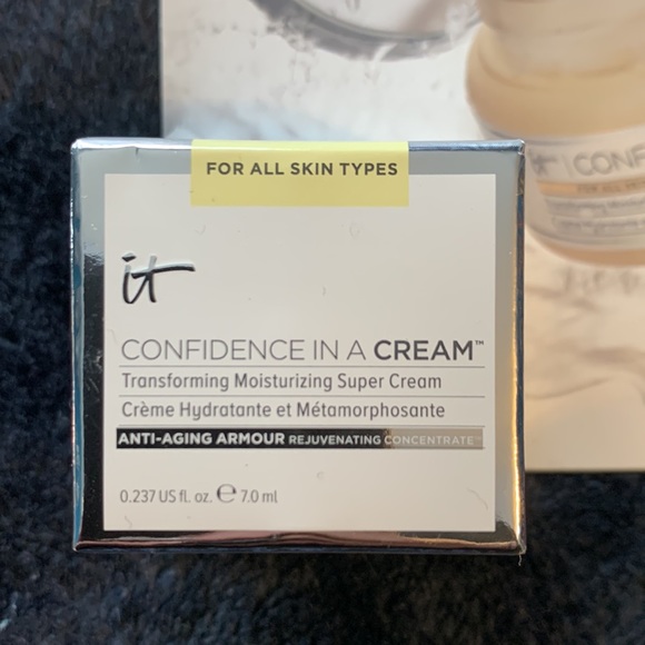It Cosmetics Confidence in a Cream mini *3 for $15* - Picture 2 of 3